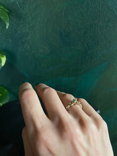 Geltono aukso žiedas su turmalinu "Žalioji gėlė"