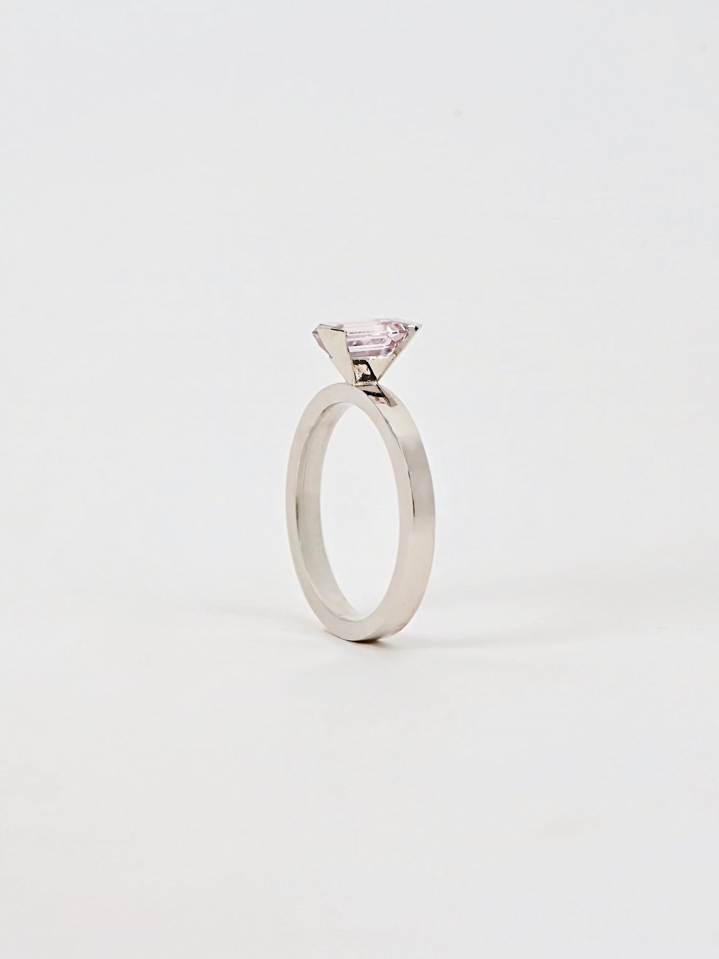 18k Whitte Gold Ring with Morganite – Lines Growing