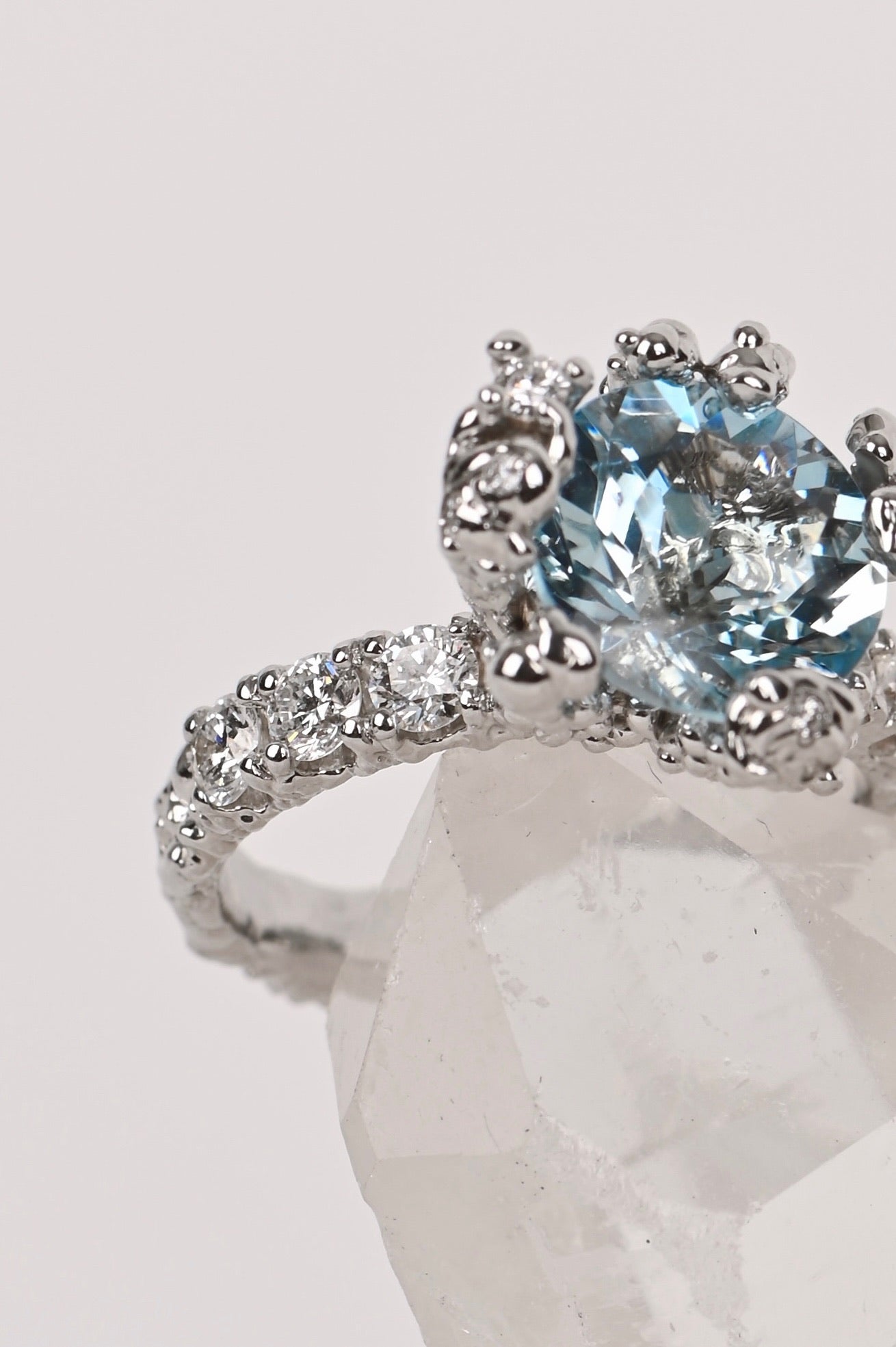 18k White Gold Ring with Aquamarine and Brilliants  – Courage to know your Heart