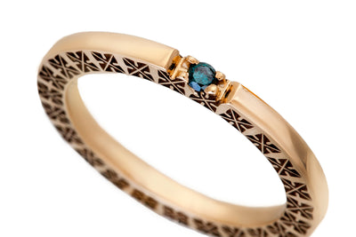 Auksinis žiedas su mėlynu deimantu "Pasakų žiedas"